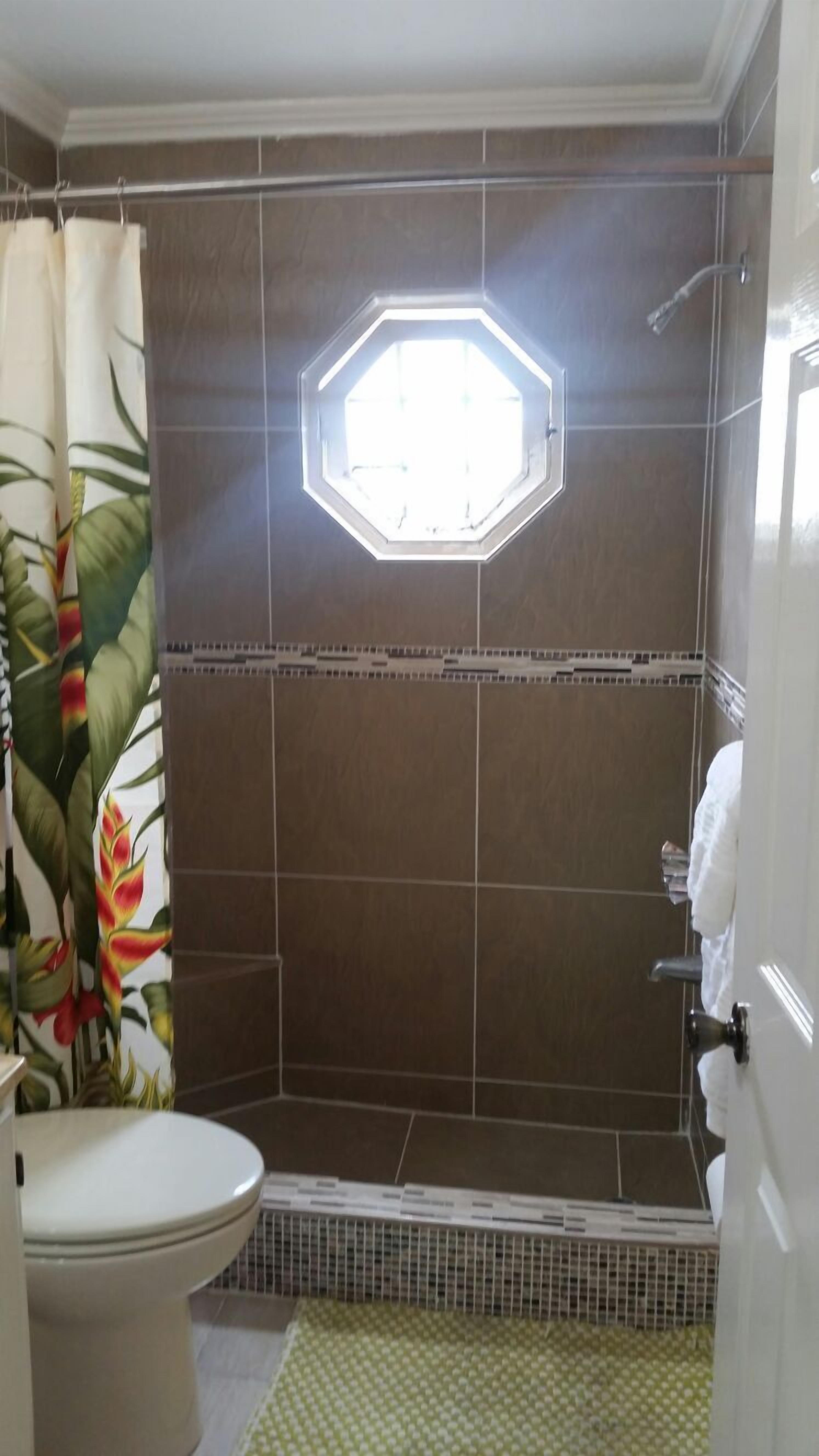 Comfort Apartment | Bathroom | Shower, rainfall showerhead, free toiletries, towels