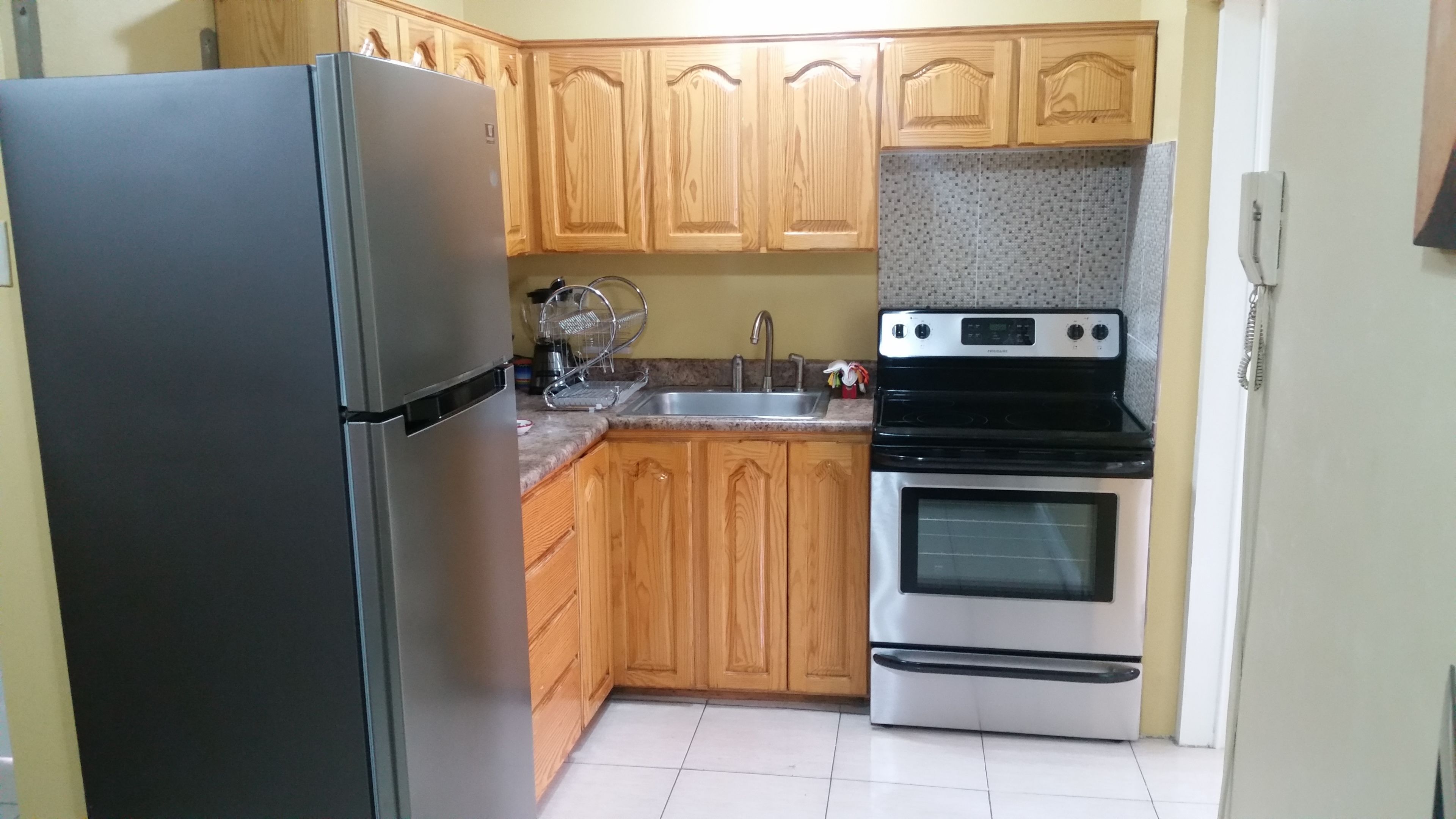 Apartamento Confort | Cocina privada | Frigorífico, microondas, horno y placa de cocina