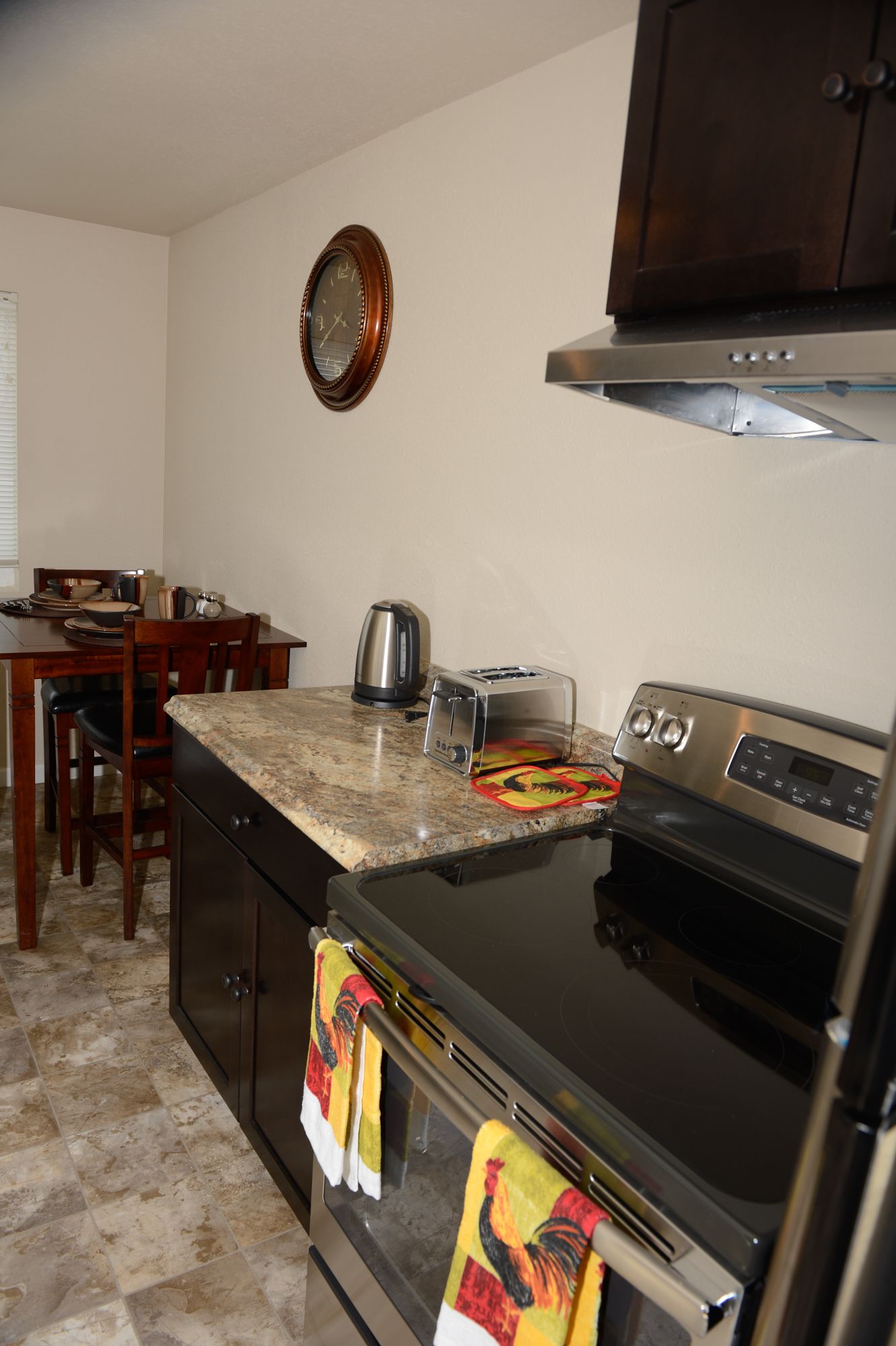 Basic Suite, 1 King Bed, Kitchen | Private kitchen | Fridge, microwave, coffee/tea maker