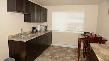 Basic Suite, 1 King Bed, Kitchen | Private kitchen | Fridge, microwave, coffee/tea maker