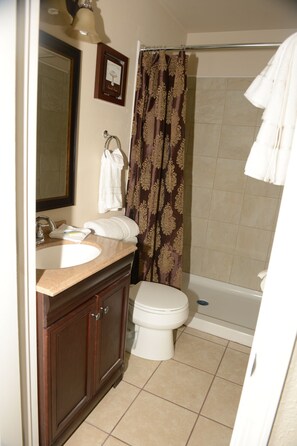 Basic Room, 1 King Bed, Accessible | Bathroom