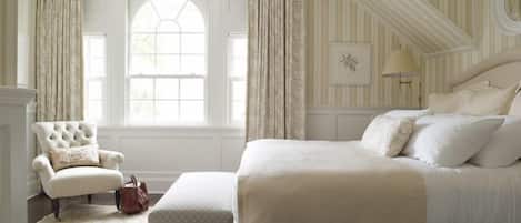Suite, varias camas | Minibar, escritorio, tabla de planchar con plancha y wifi gratis