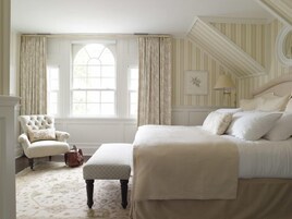 ห้องสวีท, หลายเตียง | 1 ห้องนอน, มินิบาร์, โต๊ะทำงาน, เตารีด/โต๊ะรีดผ้า