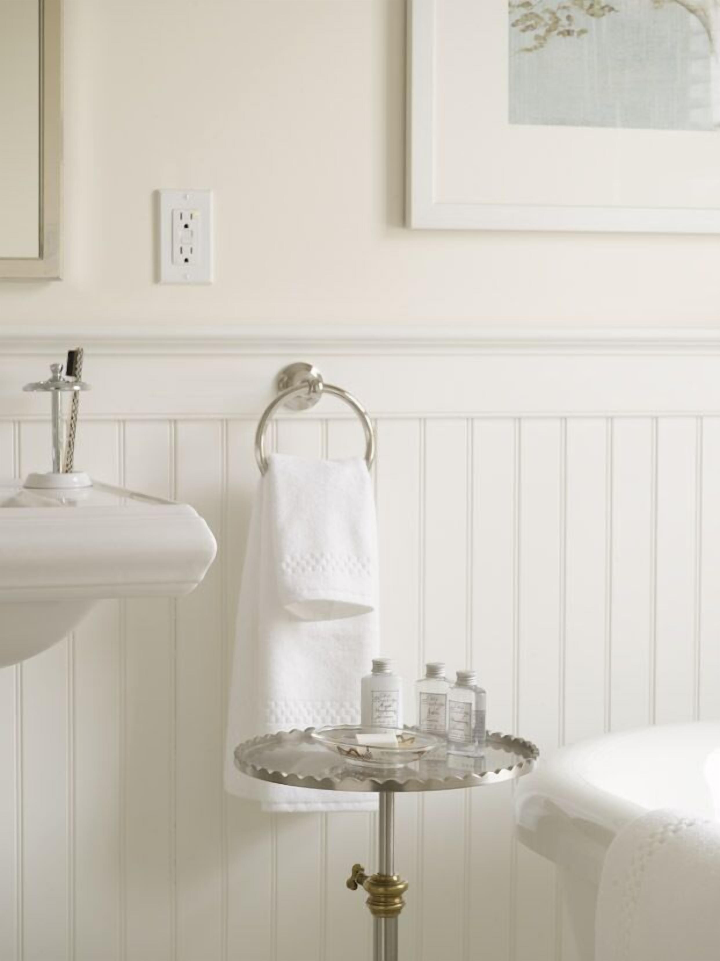 combined shower/bathtub, free toiletries, dressing gowns, towels