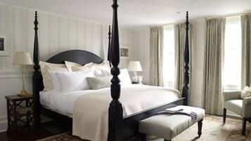 Suite, 1 King Bed | Minibar, desk, iron/ironing board, free WiFi