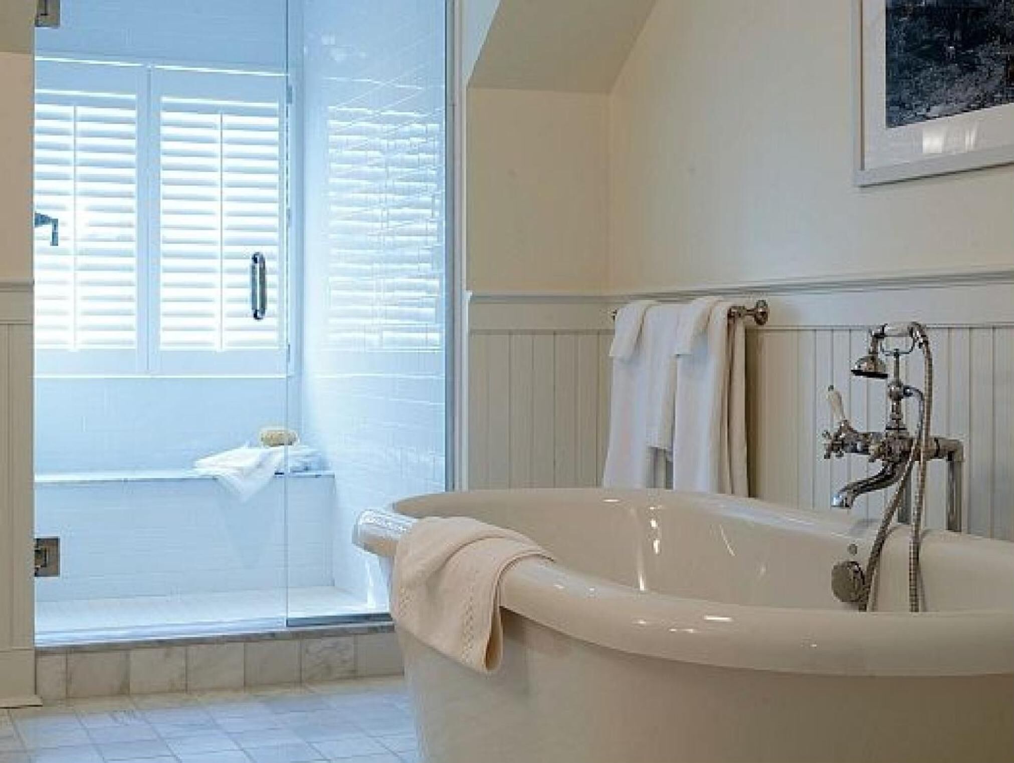 combined shower/bathtub, free toiletries, dressing gowns, towels