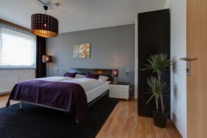 Individually decorated, desk, soundproofing, iron/ironing board - Boardinghouse Mundsburg (Hamburg)