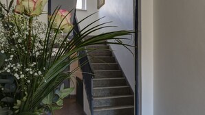 Una escalera de diseño moderno que lleva a un piso superior.