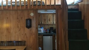 เคบิน, หลายเตียง (with Loft C10) | บริเวณนั่งเล่น | ทีวีจอแบน