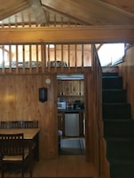 Cabaña, varias camas (with Loft C10) | Zona de estar | Una televisión de pantalla plana