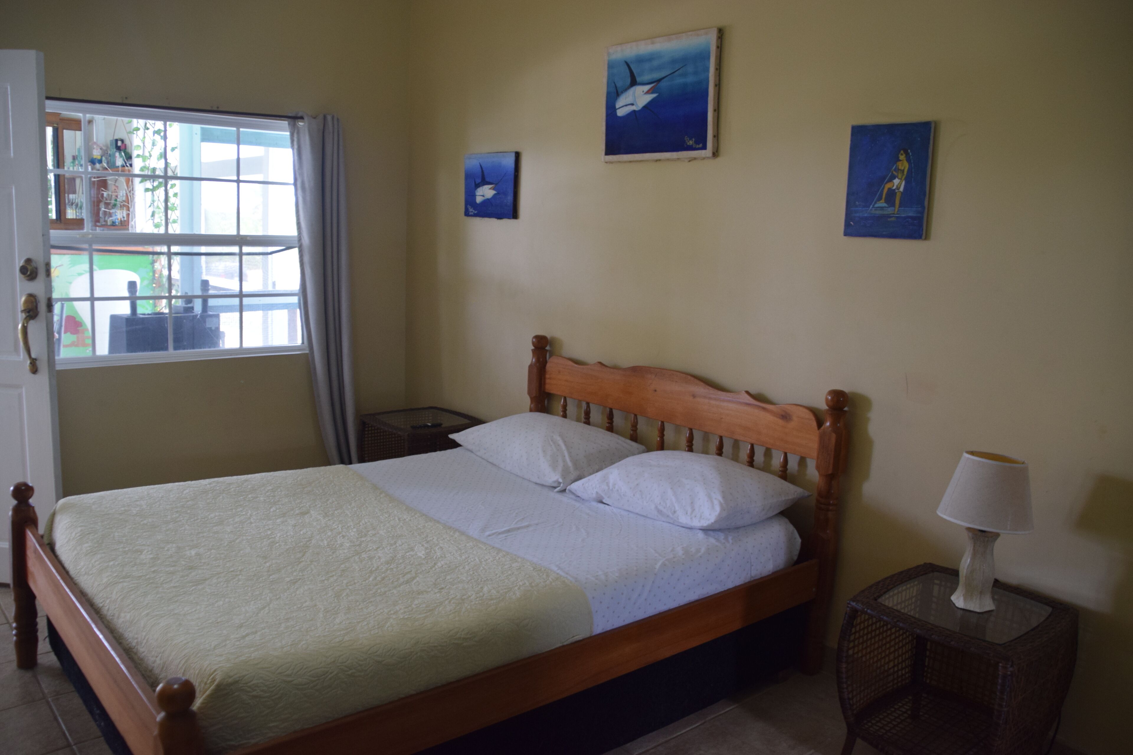 Rom – standard | Bad | Dusj, regndusjhode, håndklær og såpe