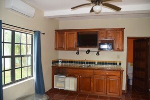 Dobbelt- eller tomannsrom – standard, flere senger, kanalutsikt | Eget kjøkken | Kjøleskap, mikrobølgeovn og kjøkkenutstyr