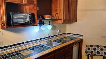 Refrigerador, microondas y utensilios de cocina