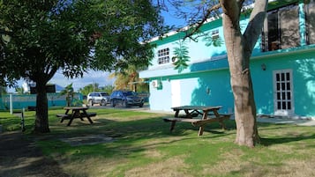 Vista frontal de la propiedad