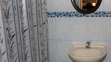 Kahden hengen huone | Kylpyhuone | Suihku, pyyhkeet