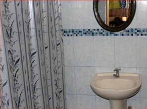 Habitación doble | Baño | Regadera y toallas 
