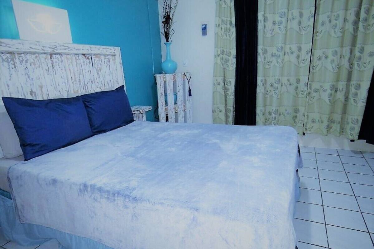 Junior Apartment | Blackout curtains, soundproofing, iron/ironing board, free WiFi