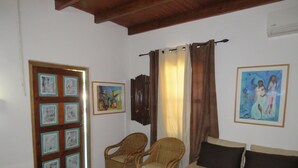 Estudio, 2 camas de matrimonio | Cortinas opacas y sistema de insonorización