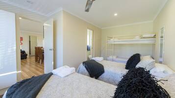 Kabin, 2 kamar tidur, 2 kamar mandi | Seprai premium, setrika/meja setrika, Wi-Fi gratis, dan seprai linen