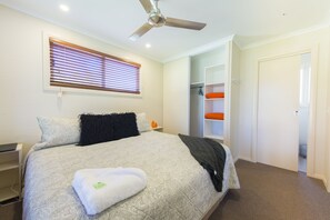 Ropa de cama de alta calidad y tabla de planchar con plancha 