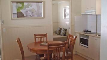 Family 2 Bedroom Cabin Courtside | In-room dining