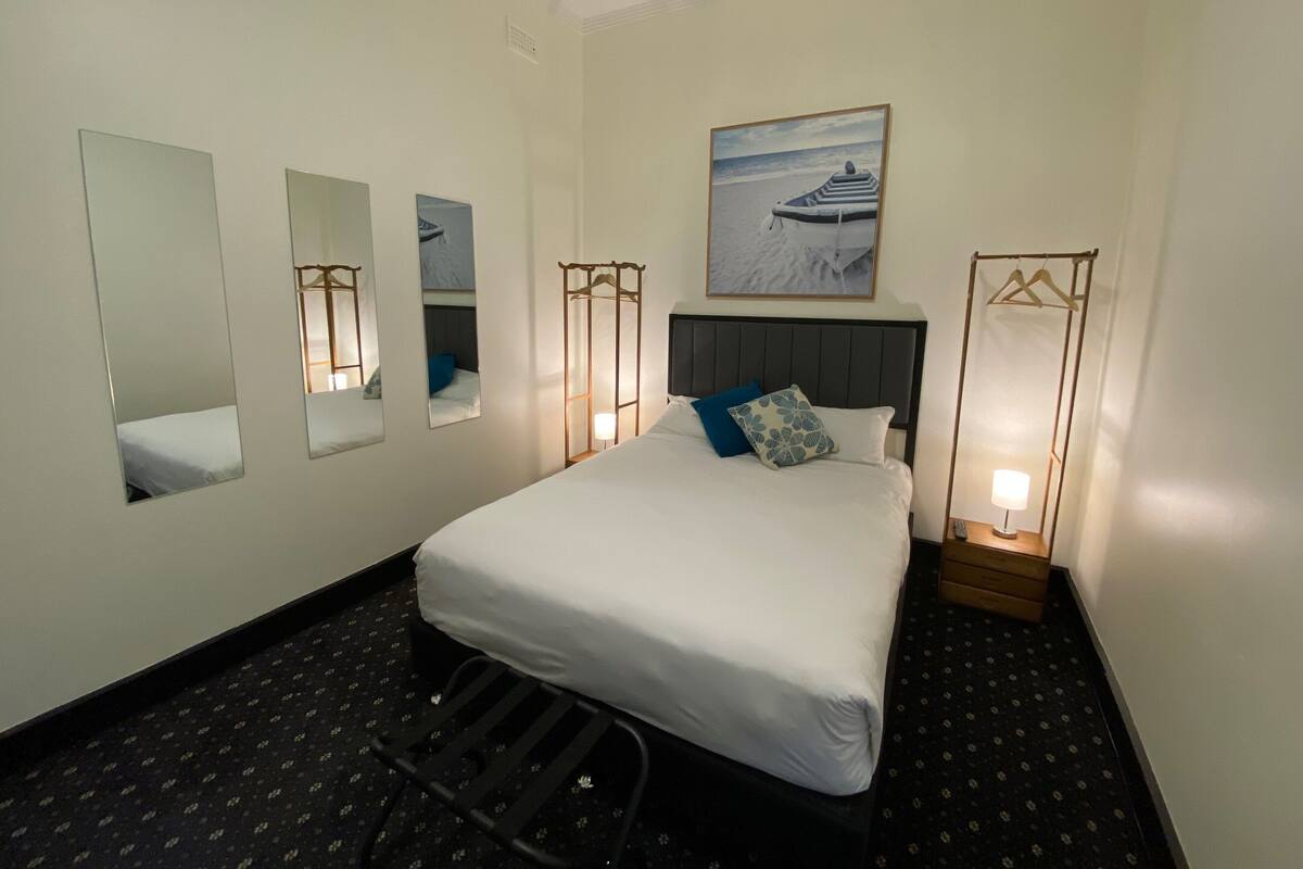 Queen Room (1 Queen Bed) | Pillowtop-Betten, kostenloses WLAN, Bettwäsche