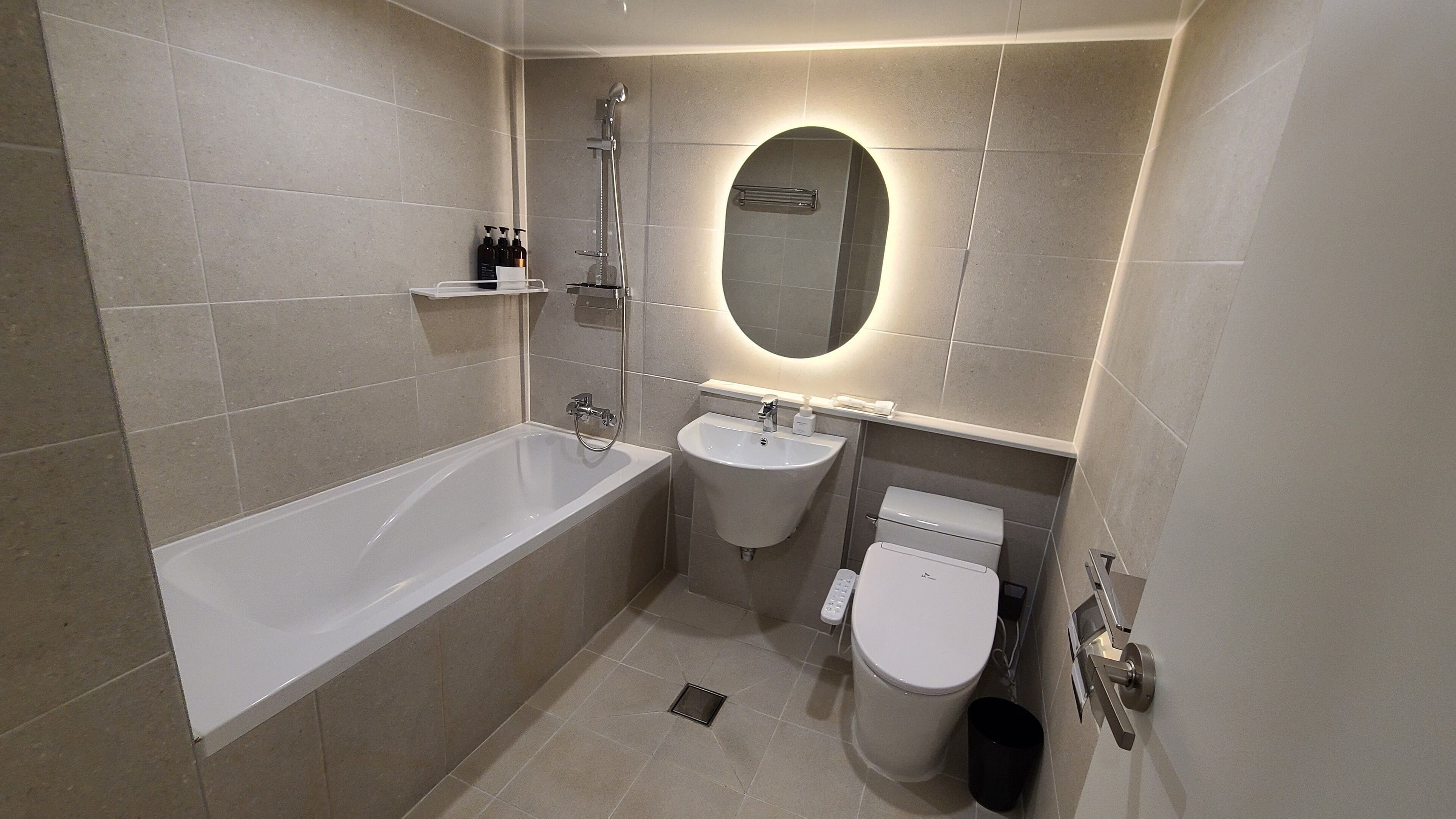 deluxe double room | bathroom | free toiletries, hair dryer, bathrobes, slippers