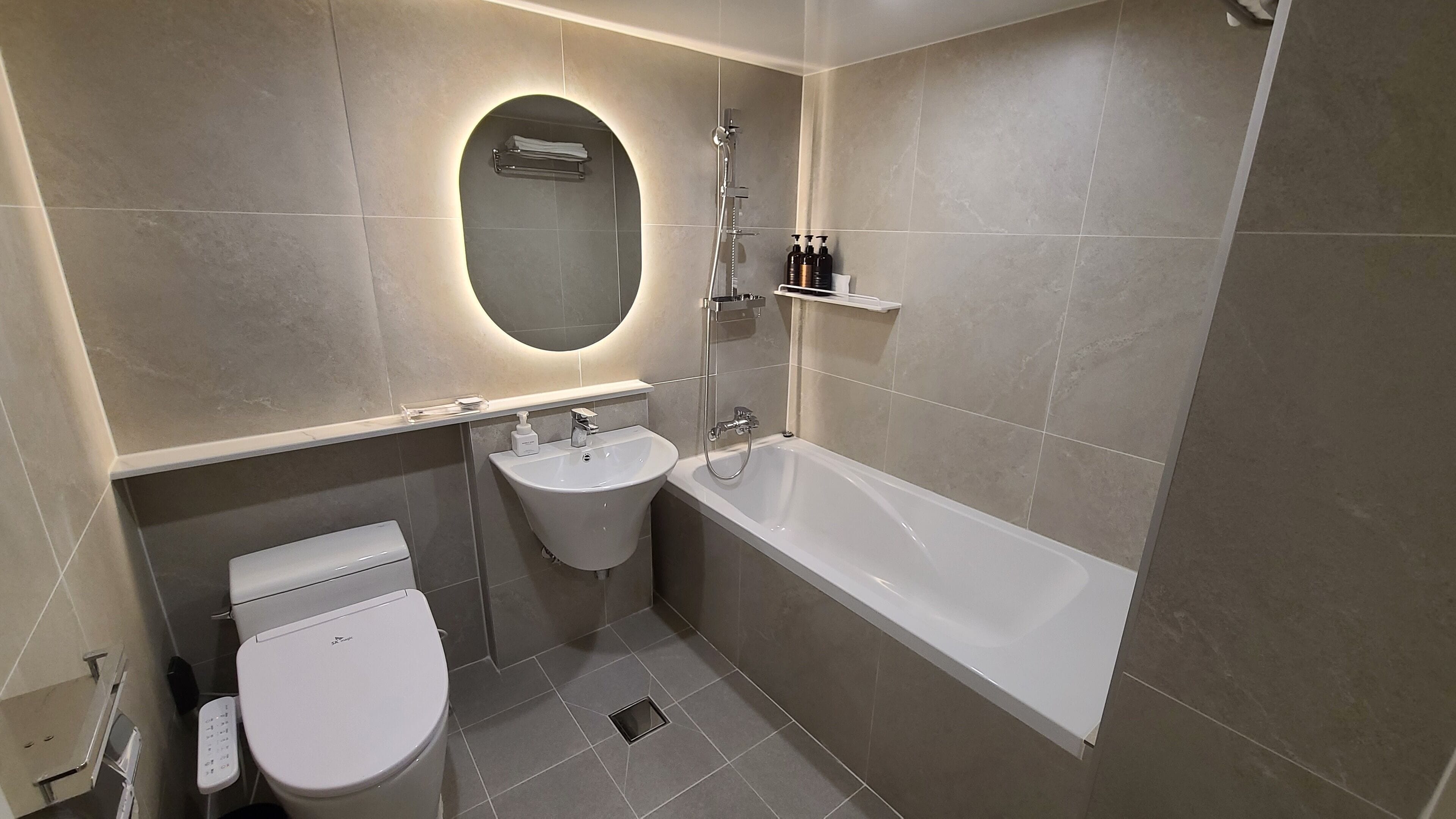 Deluxe Twin Room | Bathroom | Free toiletries, hair dryer, bathrobes, slippers