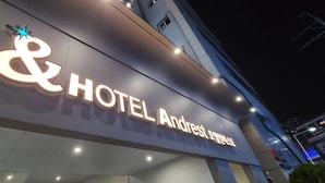 Ein leuchtendes Hotel-Schild mit dem Schriftzug 'HOTEL Andrest'.