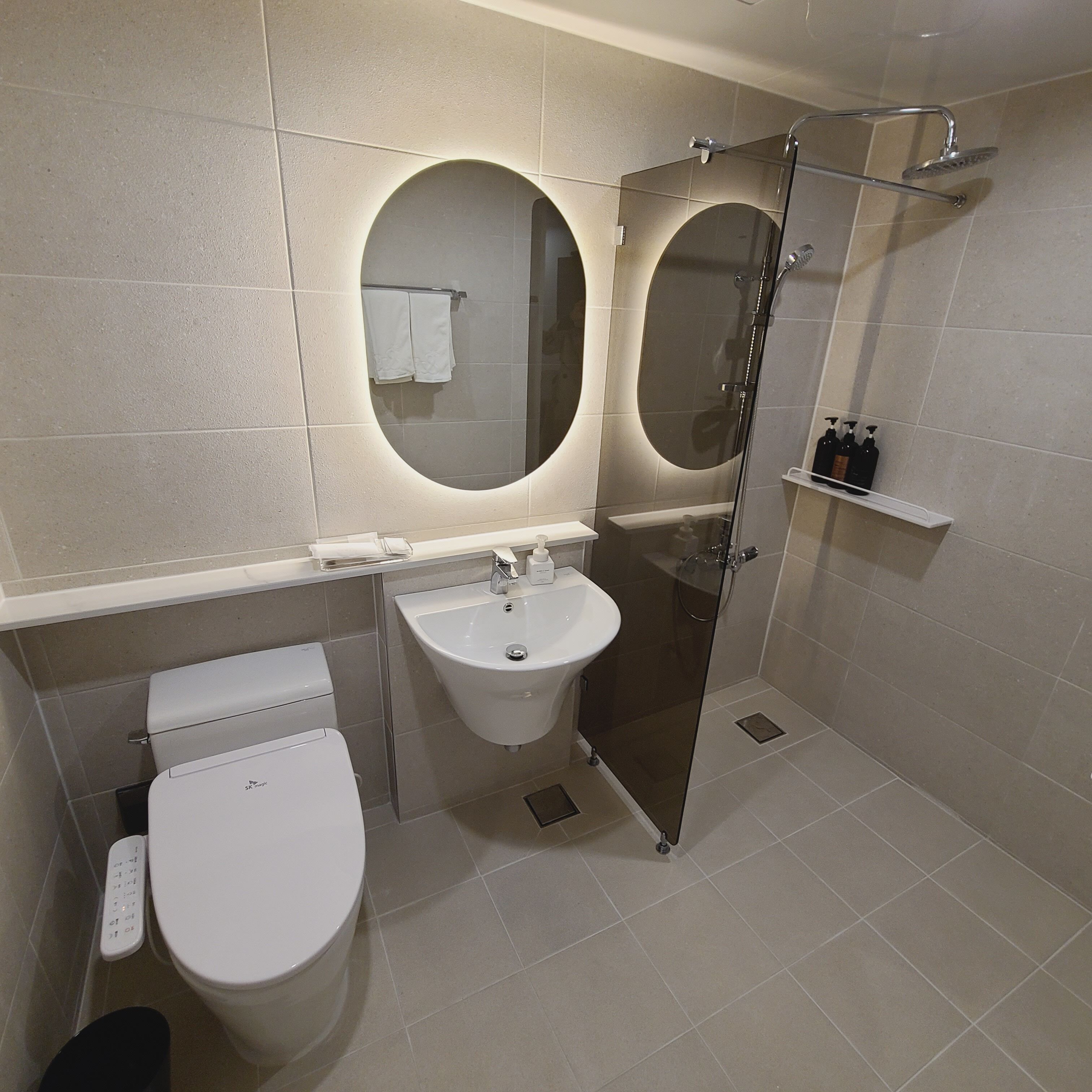 standard double room | bathroom | free toiletries, hair dryer, bathrobes, slippers