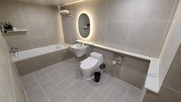 Habitación familiar | Baño | Artículos de higiene personal gratuitos, secador de pelo y albornoces
