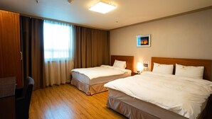 A hotel room with two beds, a desk, and a window with curtains. - Hotel Prime Changwon (Changwon)