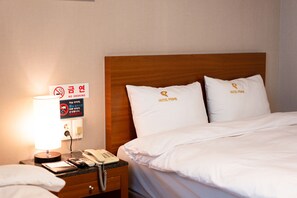 Standard-huone (Breakfast for 2, Free Netflix+Youtube) | Ylelliset vuodevaatteet, untuvapeitot, yksilöllisesti kalustettu