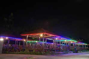 Fassade der Unterkunft – Abend/Nacht