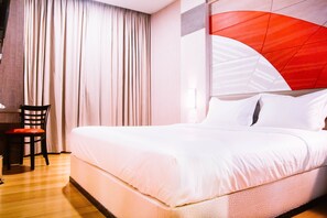 Quarto casal superior | Cofres nos quartos, escrivaninha, cortinas blackout