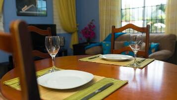 Apartment, 1 Bedroom, Kitchen, Mountain View | In-room dining