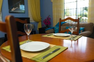 Apartment, 1 Bedroom, Kitchen, Mountain View | In-room dining