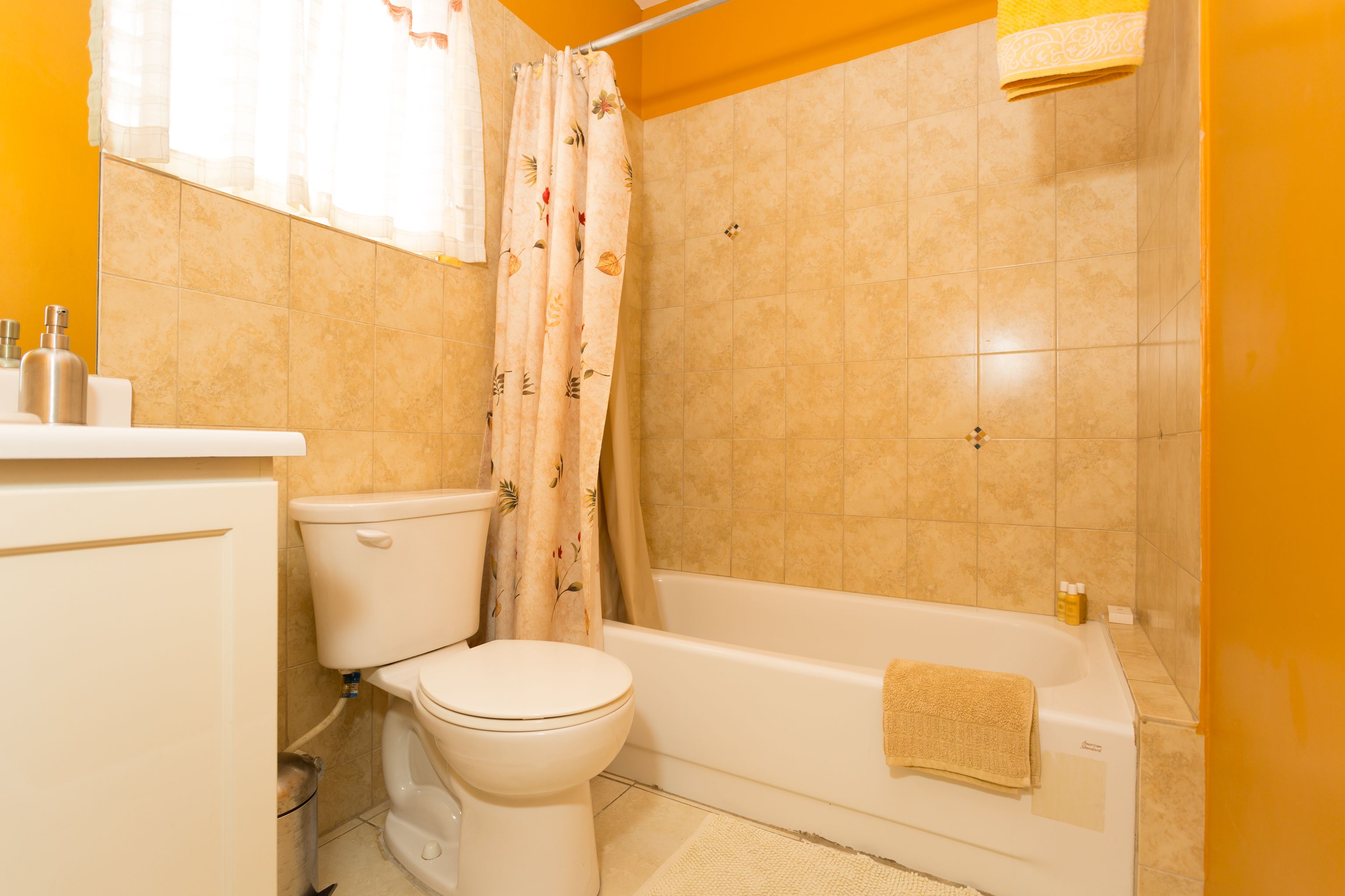 Departamento, 1 habitación, cocina, vista a la montaña | Baño | Tina con regadera, amenidades de baño gratuitas, secadora de cabello 