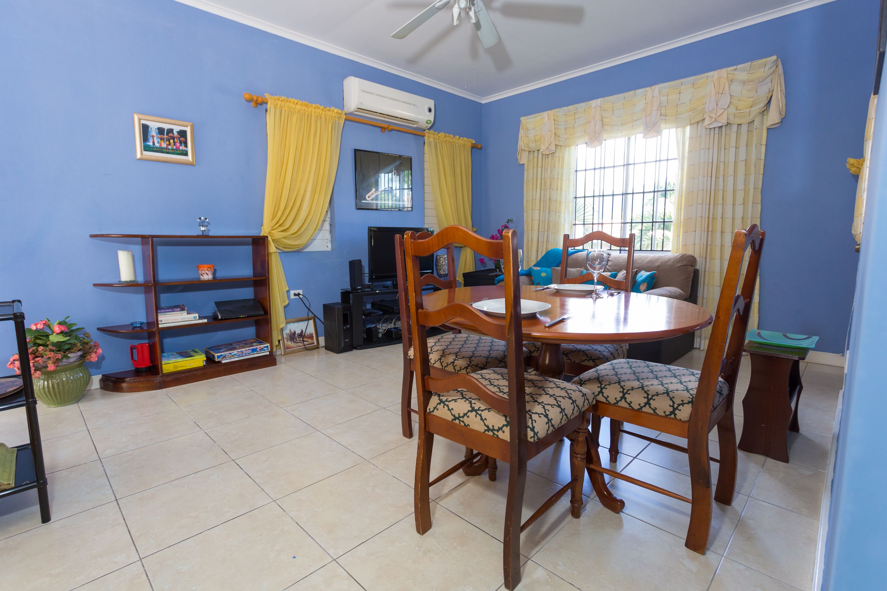 Apartment, 1 Bedroom, Kitchen, Mountain View | Living room