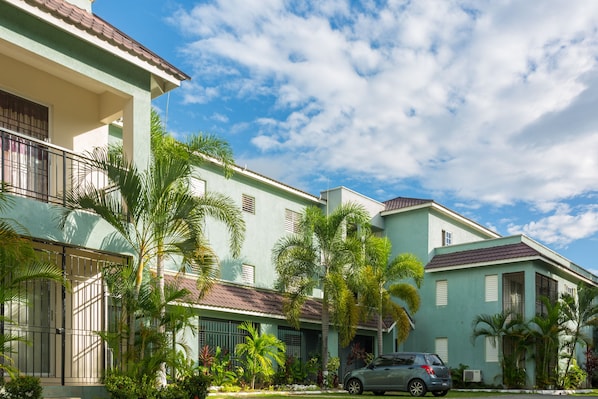 Exterior detail - New Kingston Apt at Wellington Cove (Kingston)