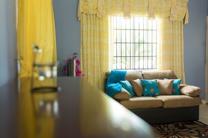 Apartment, 1 Bedroom, Kitchen, Mountain View | Living room
