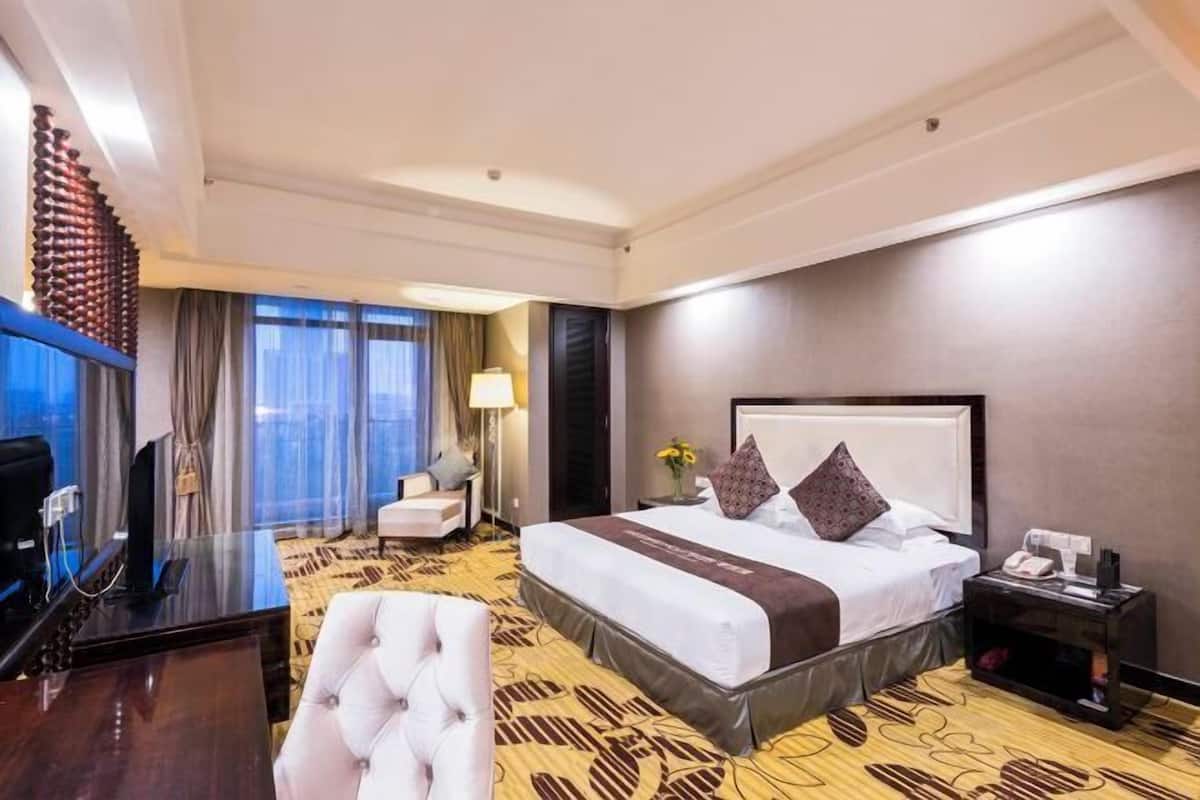 Minibar, in-room safe, desk, blackout curtains