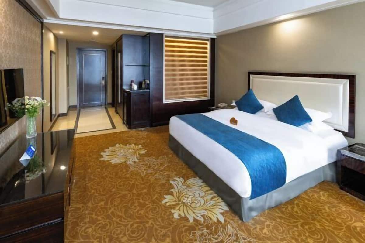 Minibar, in-room safe, desk, blackout drapes