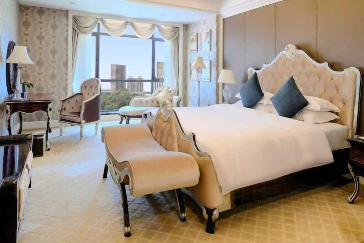 Minibar, in-room safe, desk, blackout drapes