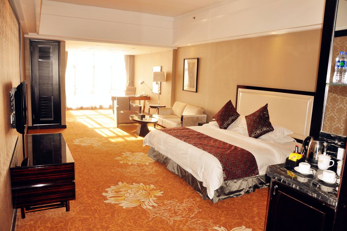 Superior King Room | Minibar, in-room safe, desk, blackout curtains