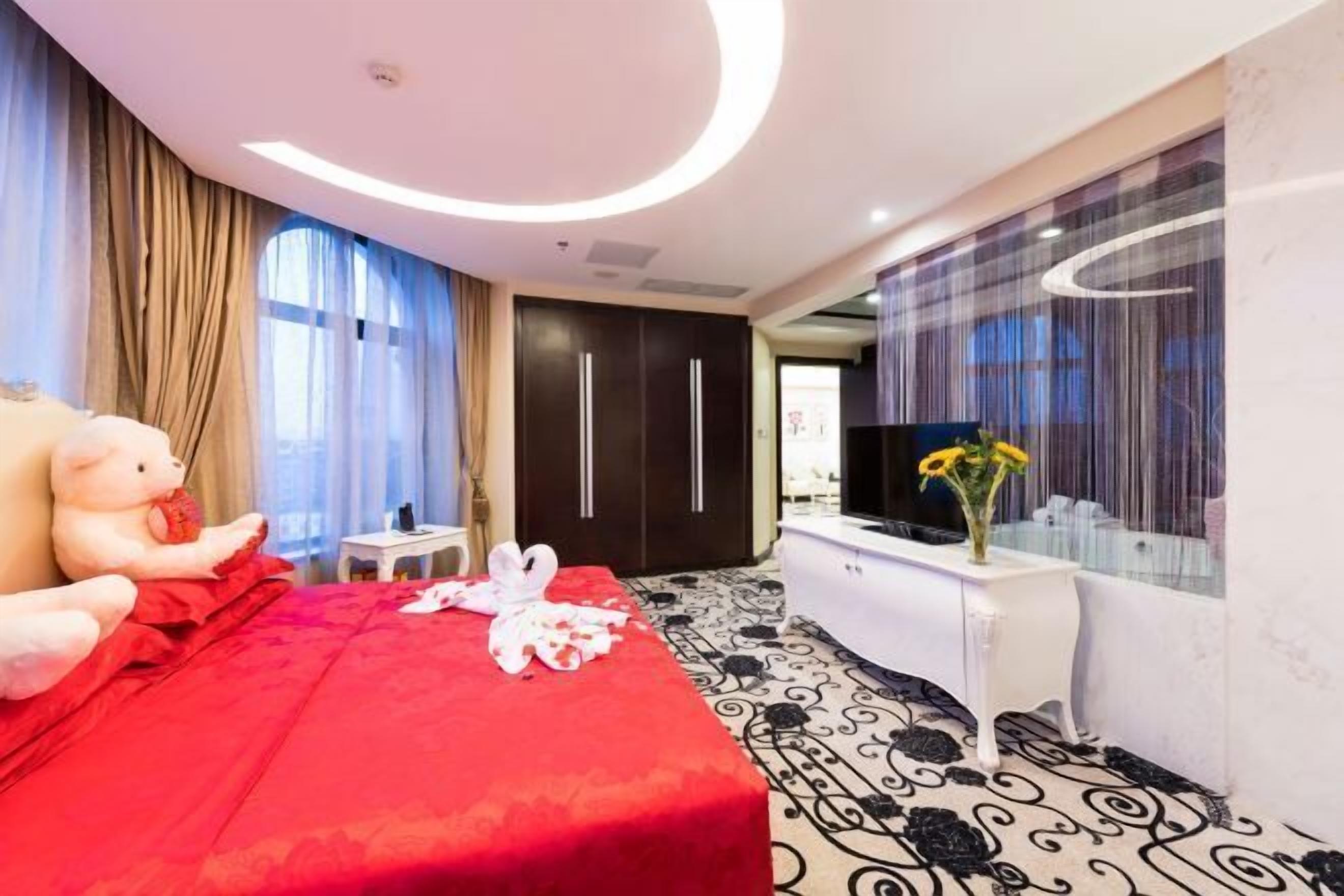 Minibar, caja de seguridad en la habitación y escritorio 