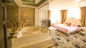 Minibar, in-room safe, desk, blackout curtains - Country Garden Phoenix Hotel Shenyang (Shenyang)