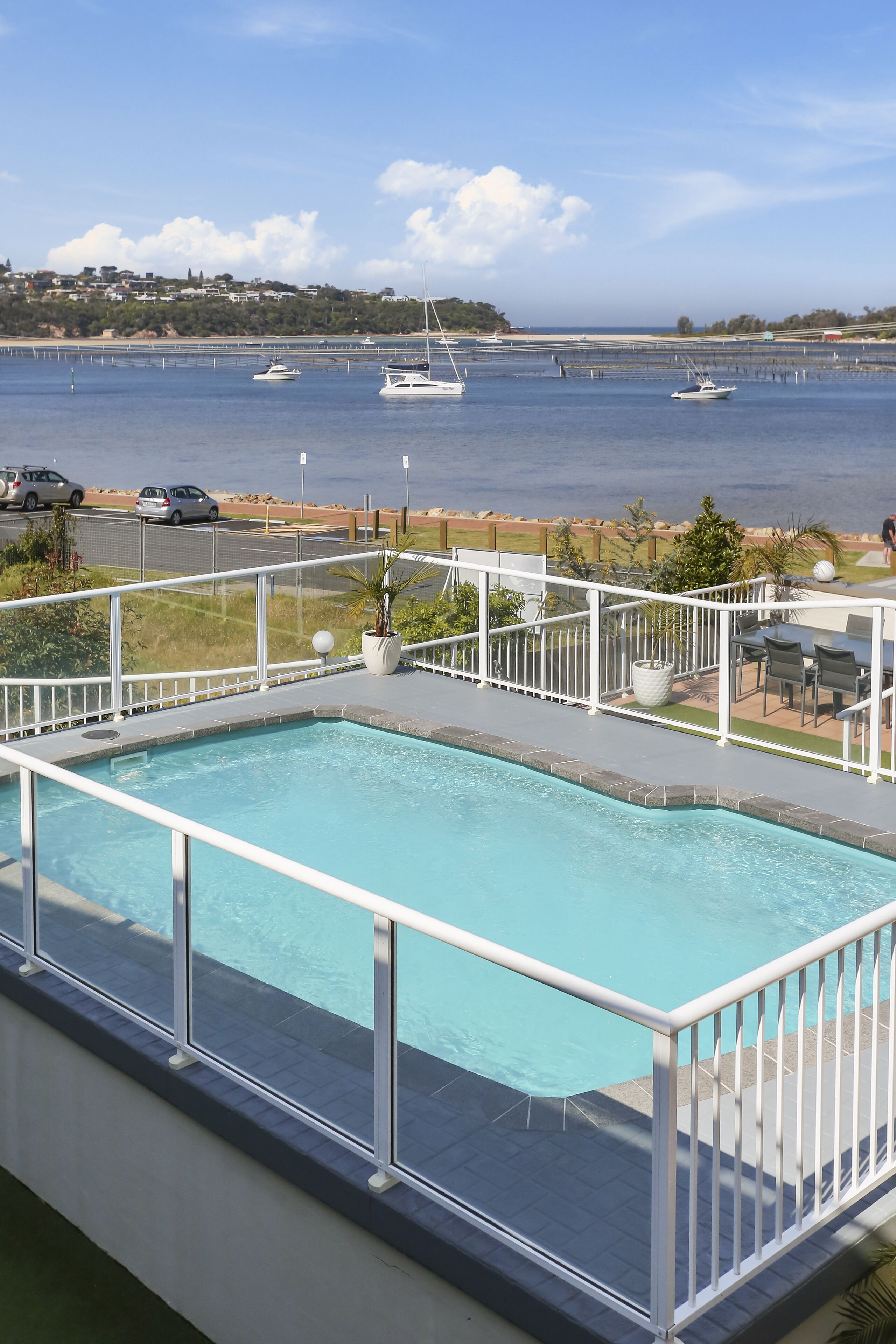 Alberca al aire libre y camastros 