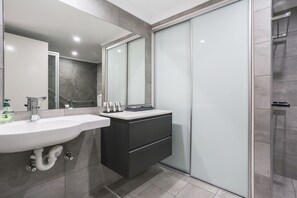 Apartment, 2 Bedrooms | Accessible bathroom