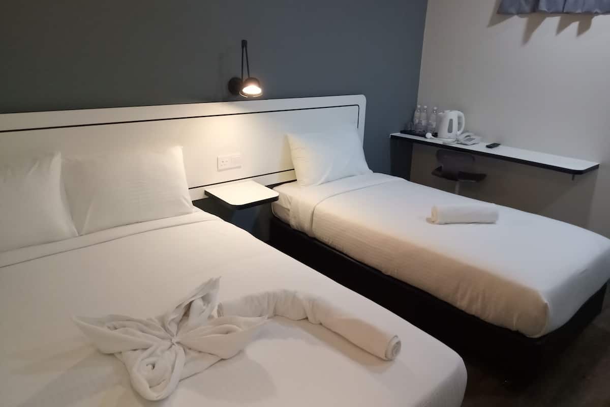 Deluxe-Dreibettzimmer | Schreibtisch, Bügeleisen/Bügelbrett, kostenloses WLAN